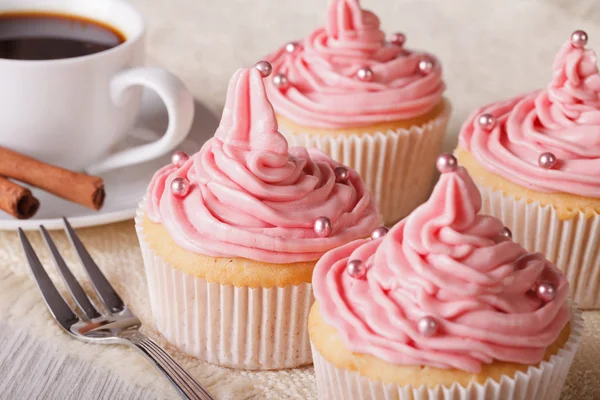 Gâteaux avec crème rose et café gros plan, horizontal — Photo