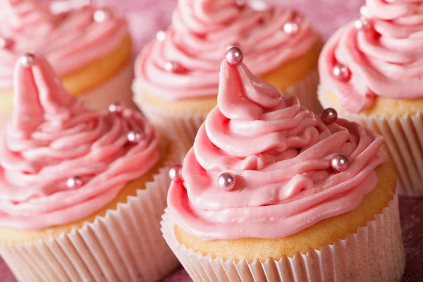 Delicati cupcake festivi con macro crema rosa. orizzontale — Foto Stock