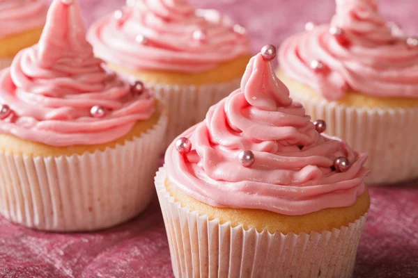 Hermosos cupcakes con macro crema rosa. horizontal —  Fotos de Stock