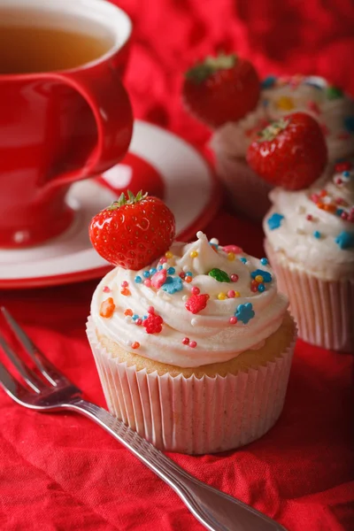 Cupcakes with strawberries and a cup of tea. vertical — Stock Photo, Image