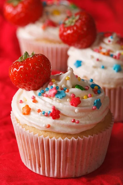 Upcakes con crema y fresas frescas de cerca. vertical — Foto de Stock