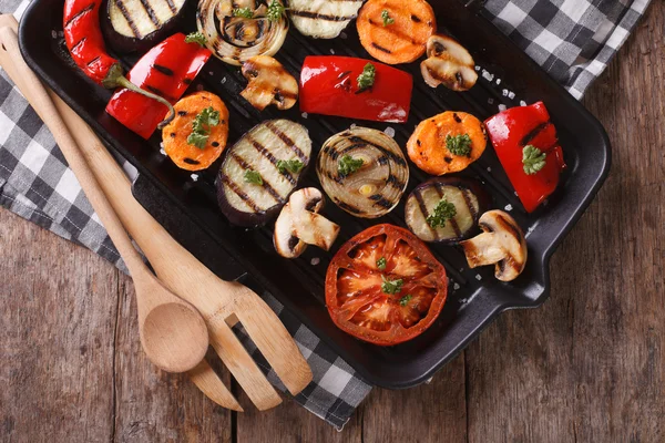Gegrilde tomaten, uien, paprika, aubergine horizontale bovenaanzicht — Stockfoto