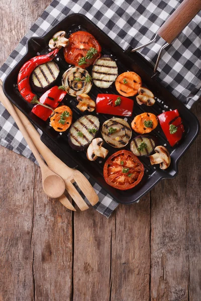 Grillade grönsaker i en kastrull grill. vertikala ovanifrån — Stockfoto