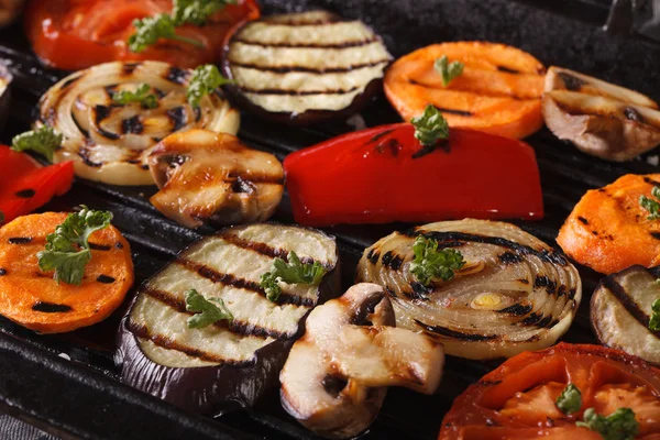 Gemüse gekocht in einer schwarzen Pfanne Grill Makro. horizontal — Stockfoto