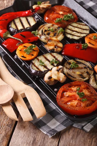 Vegetables: peppers, tomato, onion,  in pan grill. Vertical — Stock Photo, Image