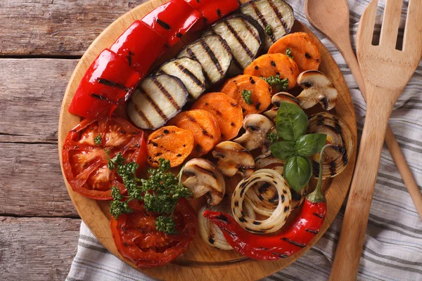 Gegrilltes Gemüse an Bord Nahaufnahme horizontale Ansicht von oben — Stockfoto