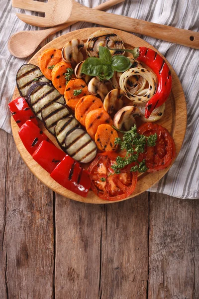 Gegrilde groenten op een bord. verticale bovenaanzicht — Stockfoto