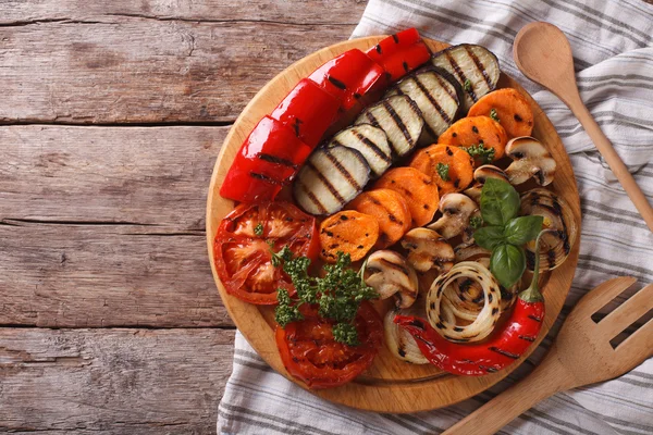 Verduras a la parrilla en una tabla de cortar vista superior horizontal —  Fotos de Stock