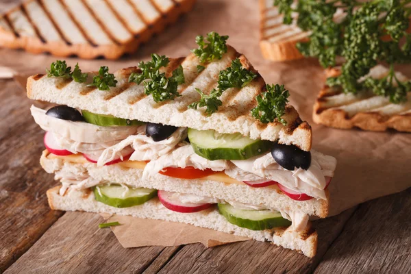 Сэндвич с курицей и овощами на столе. hhhontal — стоковое фото