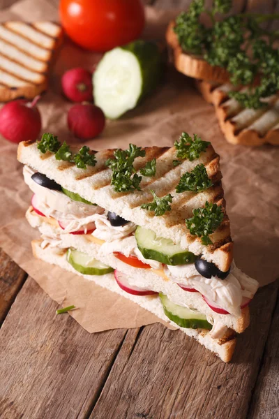 Сэндвич с курицей, овощами и ингредиентами, вертикальный — стоковое фото