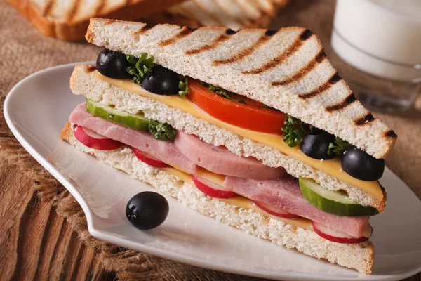 Sandwich dengan ham di piring dan susu. Penutup horisontal — Stok Foto