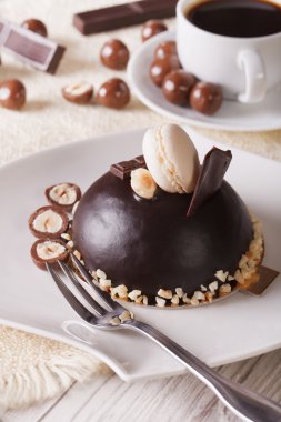 fındık yakın çekim ve kahve, dikey ile çikolatalı kek