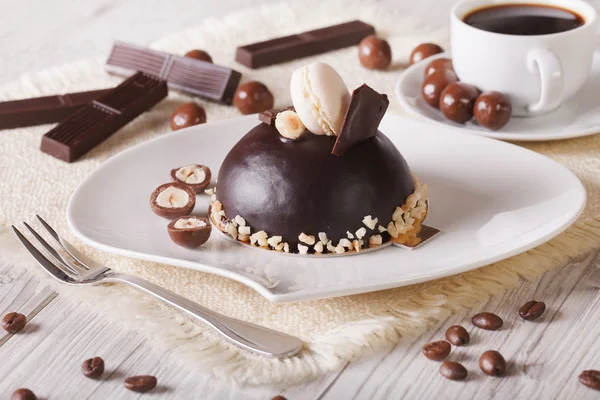 Csokoládé torta mogyoró és kávé az asztalon. vízszintes — Stock Fotó