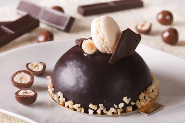 Chocolate cake with hazelnuts on a plate close-up. Horizontal — Stock Photo, Image