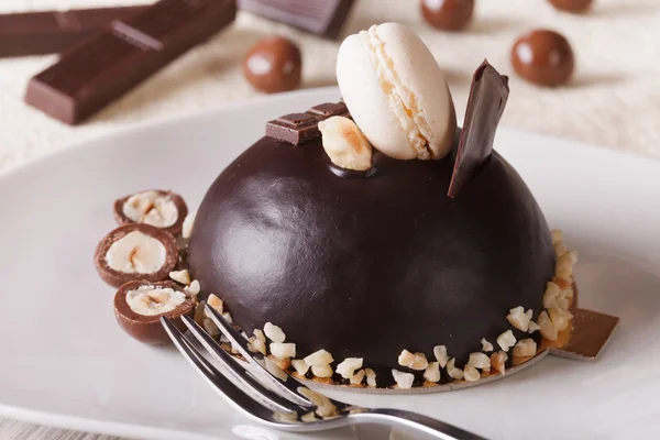 Hermoso postre: pastel de chocolate con nueces, horizontal — Foto de Stock