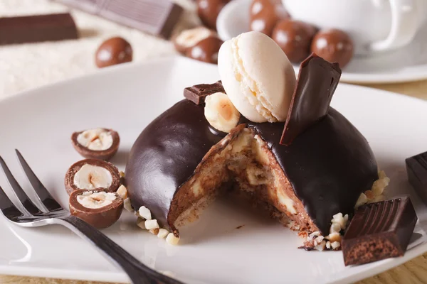 Gâteau au chocolat tranché décoré de noix et de macaron — Photo