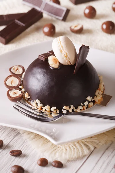 Шоколадный торт с орехами, увенчанный макаронной вертикалью — стоковое фото