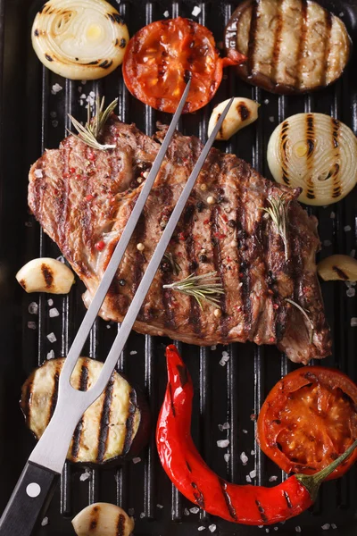 Rindersteak und Gemüse auf dem Grill. vertikaler Hintergrund — Stockfoto