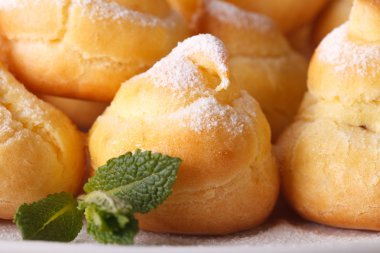 Lezzetli profiterol toz, makro ile serpilir