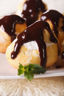 Taze profiterol withchocolate buzlanma makro. Dikey