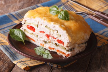 Bir tabakta sebze ile lezzetli pasta tavuk. Yatay