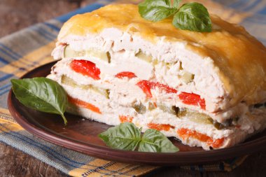 Sebzeli tavuklu böreği bir plaka yakın çekim kesti. Yatay