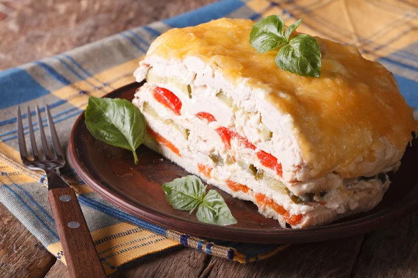 Poulet cuit au four avec des légumes et du fromage sur une assiette, horizontal — Photo