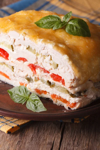Cut chicken pie with vegetables on a plate macro. Vertical — Stock Photo, Image