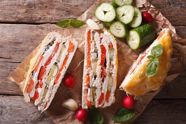 Chicken pie and fresh vegetables horizontal top view close-up — Stock Photo, Image