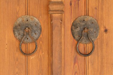 İki eski paslı kapı tokmağı portre. Yatay