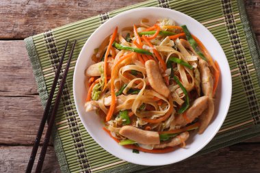 Chow Mein yakın çekim. üstten yatay görünüm