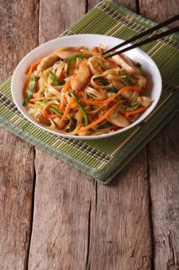 Chow mein tavuk ve sebze, dikey