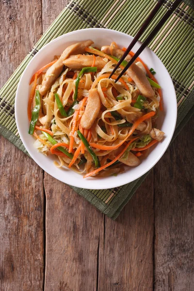 Chinese fried noodles with chicken vertical top view — Stock Photo, Image