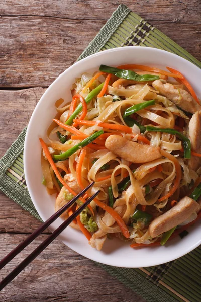 Noodles with chicken and vegetables closeup. vertical top view — Stock Photo, Image