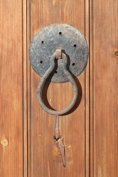 Uma velha porta enferrujada a fechar. vertical — Fotografia de Stock