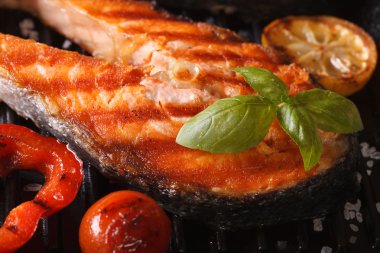 Izgara kırmızı balık somon steak makro ve sebze
