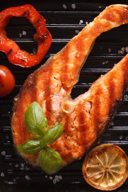 biftek somon ve sebze ızgara tava. Dikey Üstten Görünüm