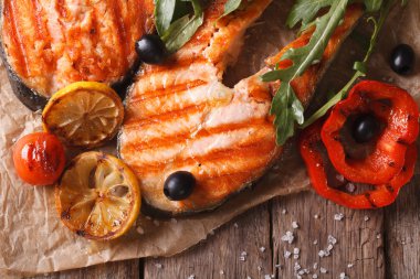 Kağıt üzerinde ızgara somon steak. Yatay Üstten Görünüm 