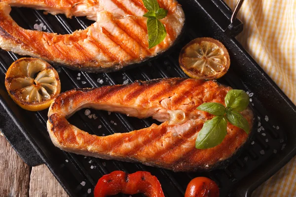 Delicioso bife de salmão e legumes na panela da grelha — Fotografia de Stock