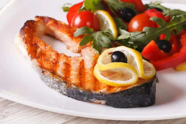 Bistecca di salmone alla griglia e insalata di verdure su un piatto primo piano — Foto Stock