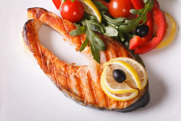 Grilled salmon steak on plate horizontal top view — Stock Photo, Image