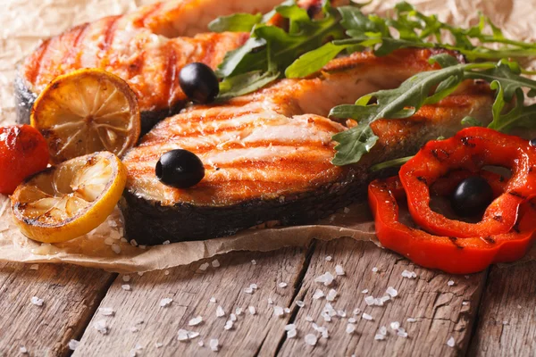 Grilled salmon steak and vegetables on an old table. Horizontal — Stock Photo, Image