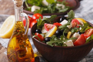 Lezzetli taze roka, beyaz peynir ve domates salatası