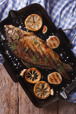 Dikey üst görünümden bir ızgara limonlu ızgara sazan tava 