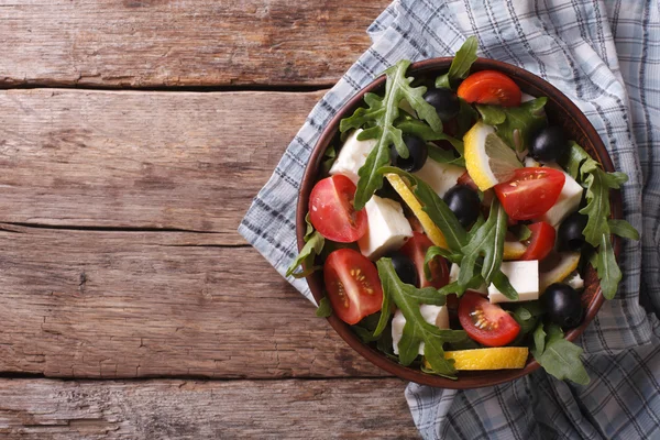 Salada Arugula com queijo e tomate, vista horizontal superior — Fotografia de Stock