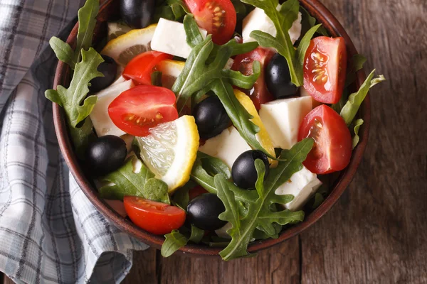 Sallad med ruccola, fetaost, tomater närbild, horisontella ovanifrån — Stockfoto