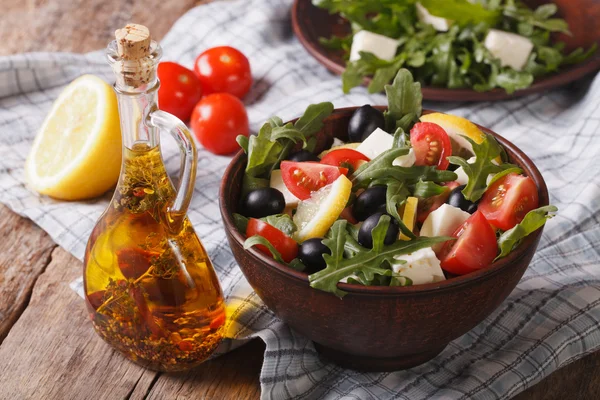 Sallad med ruccola, fetaost och tomater närbild, horisontell — Stockfoto