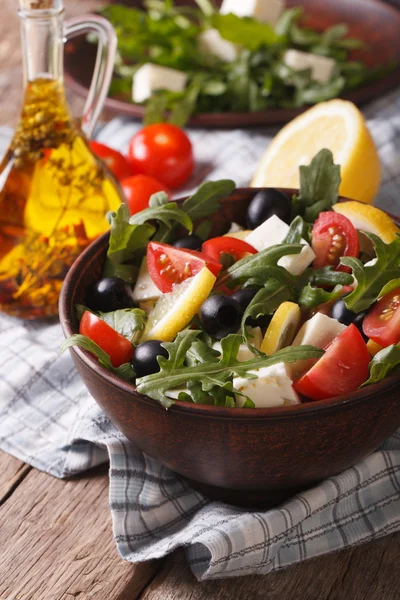 Fräsch sallad med ruccola, fetaost och tomater, vertikal — Stockfoto