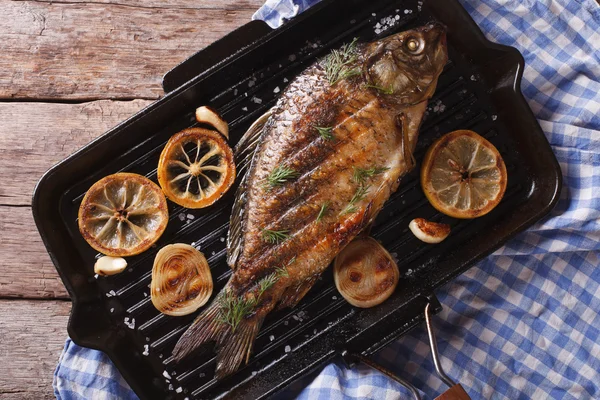 Carpa alla griglia con limone in padella, primo piano orizzontale — Foto Stock