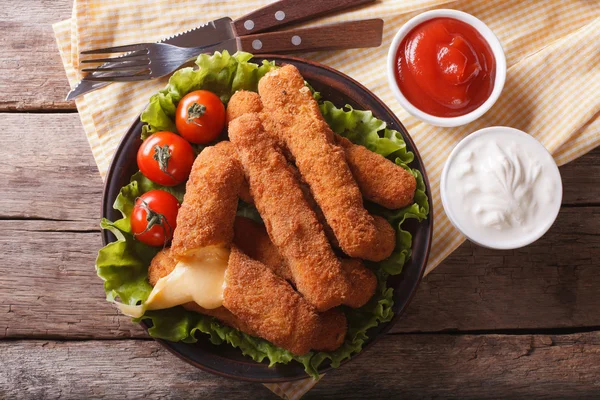 Formaggio fritto con salsa su un piatto. Primo piano orizzontale vista dall'alto — Foto Stock